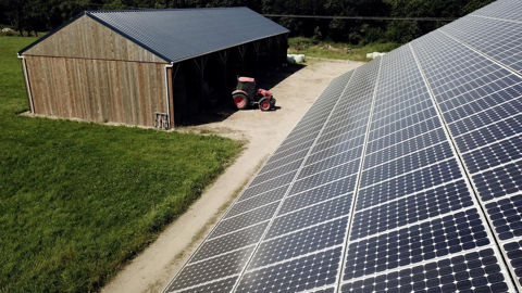 S'il conserve son installation, l'exploitant retraité peut rester propriétaire du sol et du bâtiment qu'il loue ou ne conserver que la toiture.